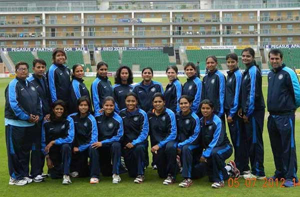 Gargi Banerji with Indian women's cricket team