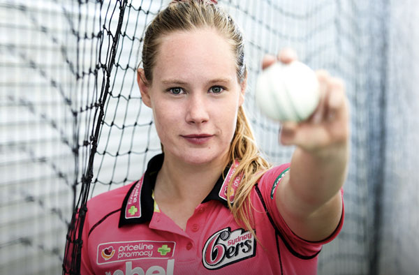 Lauren Cheatle - Female Cricket