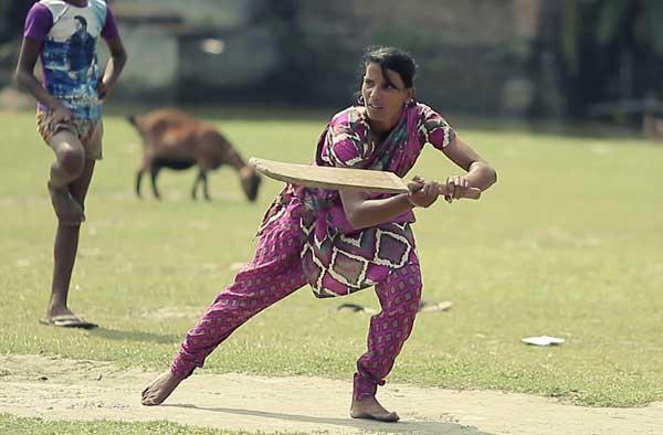 Salma Khatun playing cricket with farmers