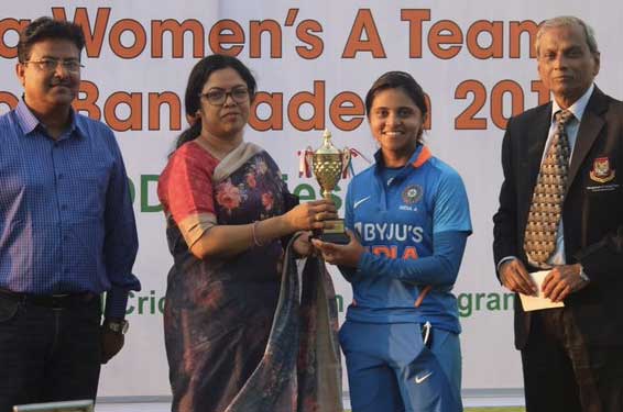 Devika Vaidya receiving her POTM Award. Pic Credits