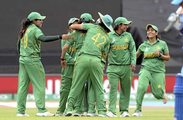 Pakistani cricketers celebrate the dismissal Pic Credits: Rui Vieira