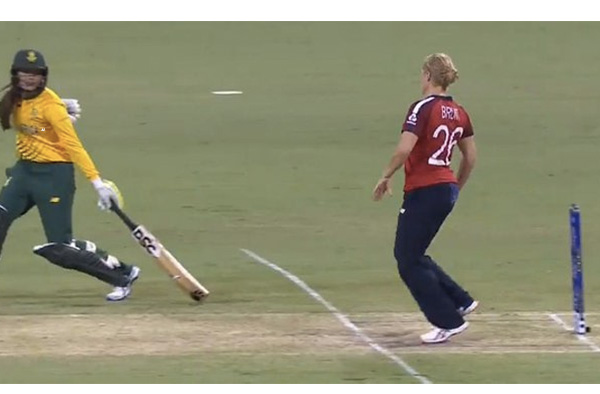 Katherine Brunt gives Sune Luus a Mankad warning in the tense final moments of the Women’s T20 World Cup match on Monday (Screengrab)