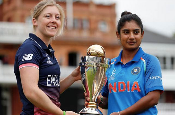 Heather Knight and India's Mithali Raj pose with the trophy Action Images via Reuters/John Sibley