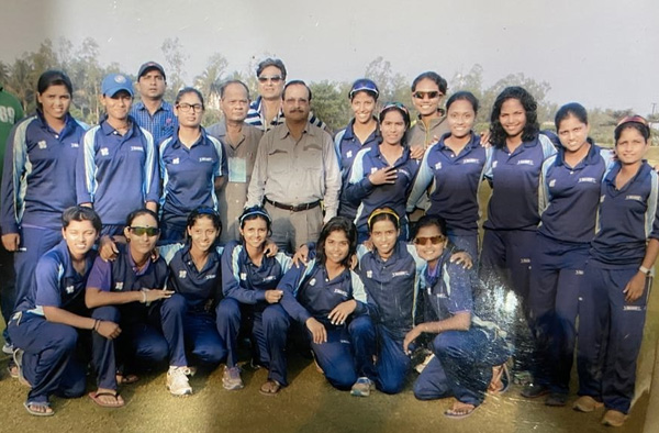 Shweta Jadhav with Indian Railways Cricket team (2013)