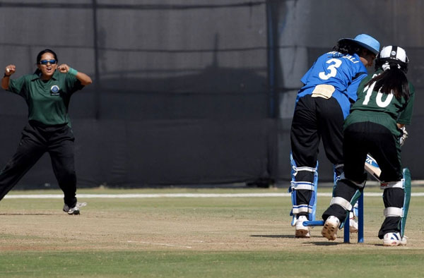 Soniya Dabir (India Green) bowling to Mithali Raj (India Blue)