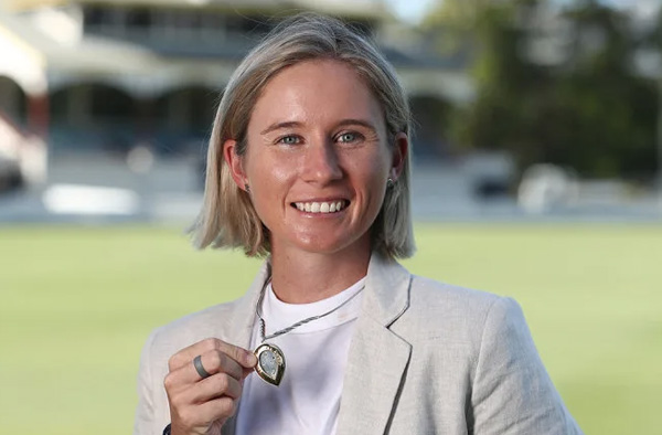 Beth Mooney with the Belinda Clark Medal Getty Images