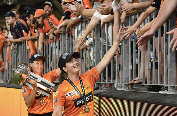 Perth Scorchers players greeting crowd at the stadium. Creator: Stefan Gosatti, Stefan Gosatti | Credit: Getty Images Copyright: 2021 Getty Images