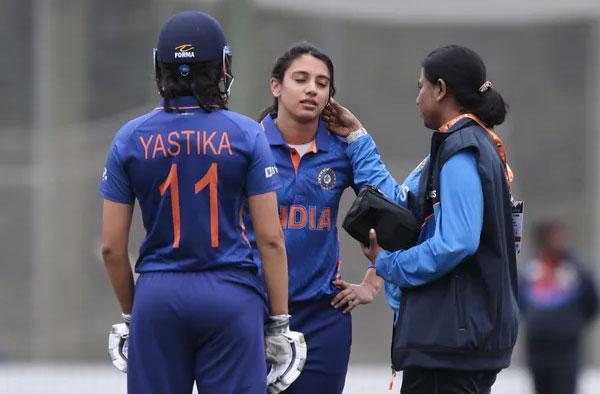 Smriti Mandhana retired hurt in Warm-Up Against South Africa with a Bouncer