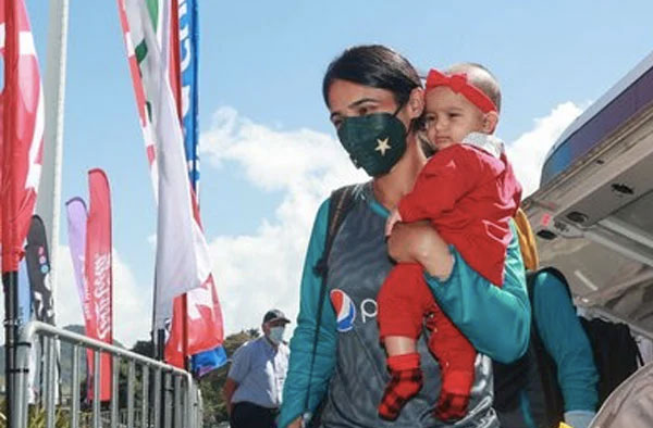Bismah Maroof with her daughter Fatima during ICC Women's ODI Cricket World Cup. PC: Getty Images