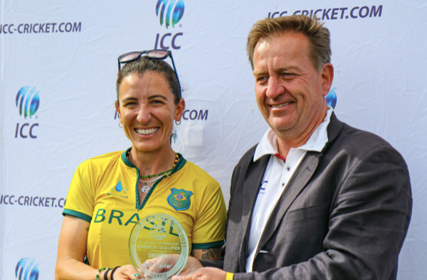 Roberta Avery with 'Best Bowler' of the Tournament Award. PC: usacricket.org