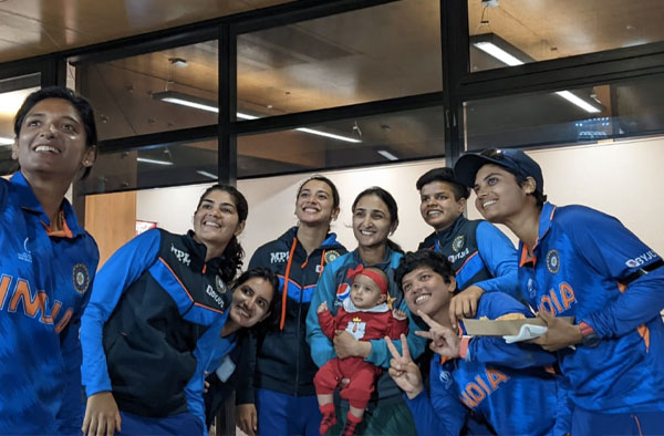 Bismah Maroof's daughter creates headline, Indian Cricketers seen clicking Selfies. PC: PCB/Twitter