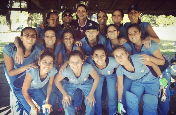 Sian Kelly con la selección argentina de cricket femenino.  PC: Twitter