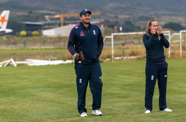 Tim Macdonald and Tash Farrant look on during an England training session in New Zealand  •  Getty Images