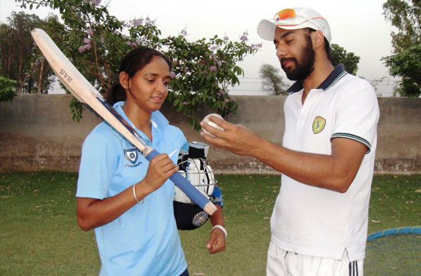 Yadwinder Singh Sodi con el jugador de críquet indio Harmanpreet Kur