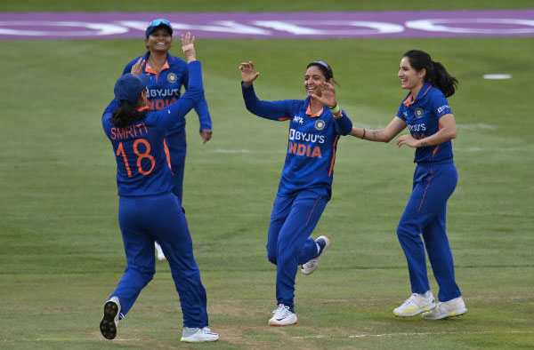 Harmanpreet Kaur celebrating a wicket with her teammates. PC: Getty Images