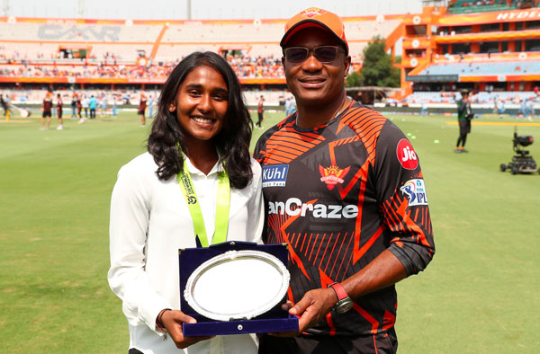 Gongadi Trisha felicitated by Brian Lara at Rajiv Gandhi Stadium. PC: SportzPics