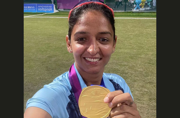 Harmanpreet Kaur with her Gold Medal. PC: Twitter