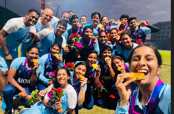 Team India posing with their Asian Games Gold Medal. PC: Twitter