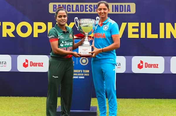 Nigar Sultana Joty and Harmanpreet Kaur posing with the trophy. PC: Twitter