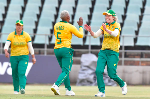Nadine de Klerk and Masabata Klaas star with the ball for South Africa to level T20I series. PC: Getty