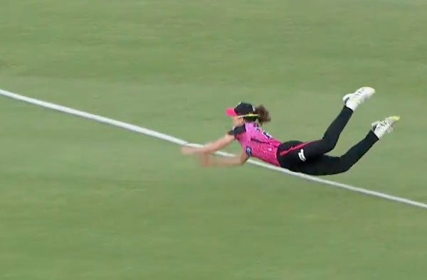 Erin Burns' Outstanding Athleticism during WBBL leaves Netizens in awe. PC: WBBL
