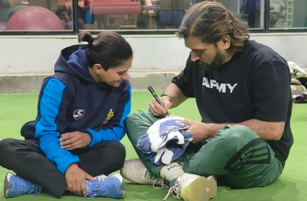 MS Dhoni with Delhi Player.