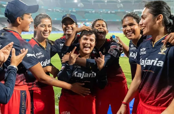 Emotional Scenes after Kanika Ahuja reunites with her RCB Teammates.