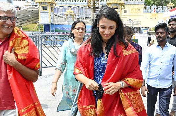 Smriti Mandhana seeks blessings at Tirupati Balaji Temple with her family