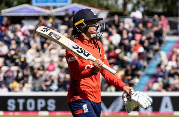 Vintage Danni Wyatt and spinners give England an early lead in the T20I series