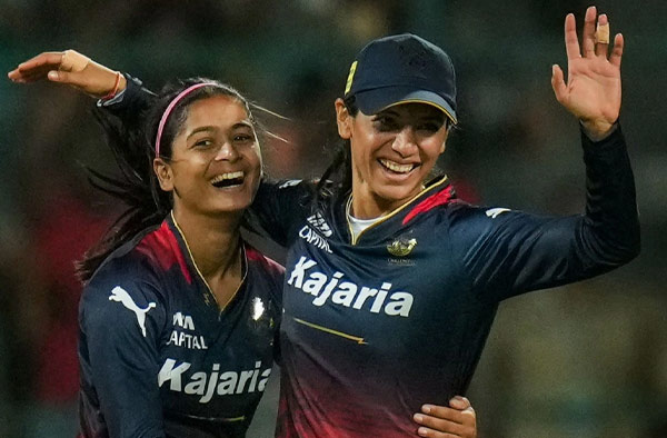 Watch Video Smriti Mandhana's hillarious prank on Shreyanka Patil