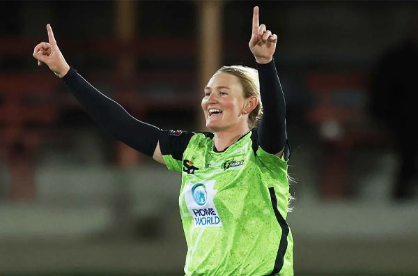 Sammy-Jo Johnson re-signs with the Sydney Thunder for WBBL 2024. PC: Getty