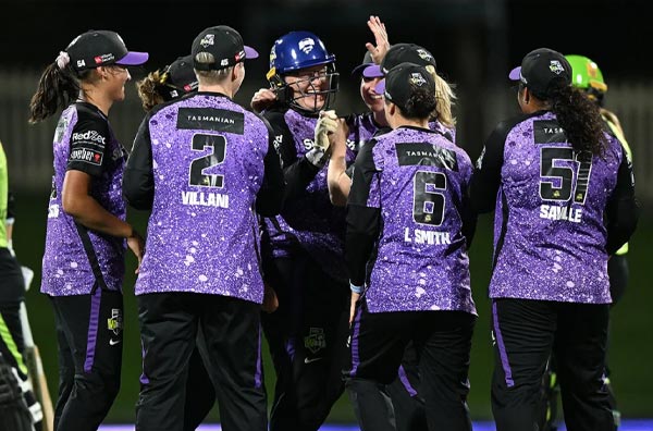 Nicola Carey and Heather Graham power Hobart Hurricanes to a comfortable victory in WBBL 10 opener