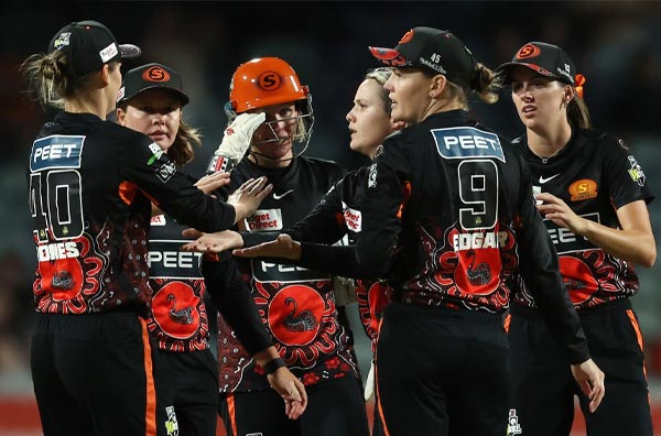 Alana King and Chloe Ainsworth lead Perth Scorchers to victory in a low-scoring thriller