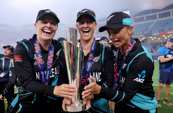 Sophie Devine, Suzie Bates and Lea Tahuhu posing with their T20 World Cup Trophy. PC: Getty