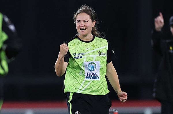 Chamari Athapaththu’s all-round show, Hannah Darlington’s 3-fer gives Sydney Thunder their first win in WBBL 10