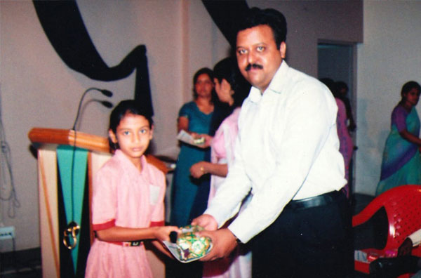 Smriti Mandhana receiving an award