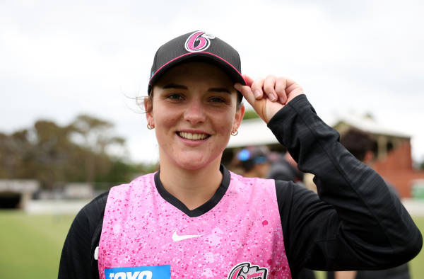 Melie Kerr lights up Junction Oval on Sixers debut, leading to narrow win in a rain-curtailed encounter