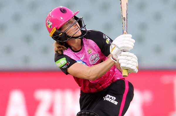 Ellyse Perry’s 86 brings Sydney Sixers back to winning ways against a struggling Hurricanes