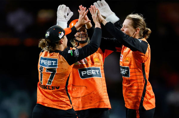 Alana King’s all-round show overpowers Alice Capsey’s five-fer as Scorchers edge Renegades in a low-scoring thriller