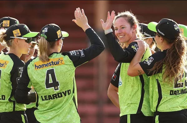 Georgia Voll, Sam Bates and Shabnim Ismail set up back-to-back victories for Sydney Thunder