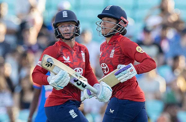 Sophia Dunkley, Danni Wyatt-Hodge Fire as England Win at Oval to Keep India T20I Series Alive