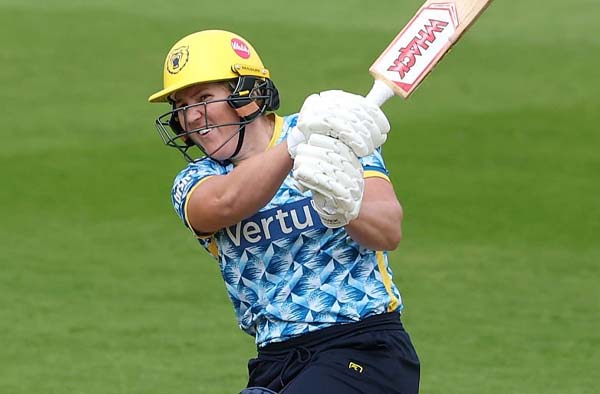 Laura Harris Sets New T20 Record with 320 Runs at 207.79 Strike Rate for Warwickshire
