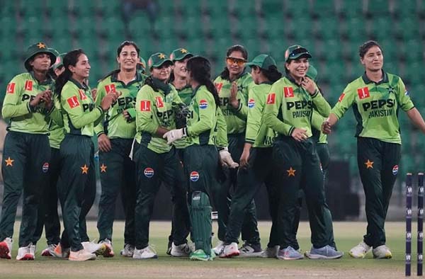 Which players earned central contracts in Pakistan women’s roaster for 2025-26?