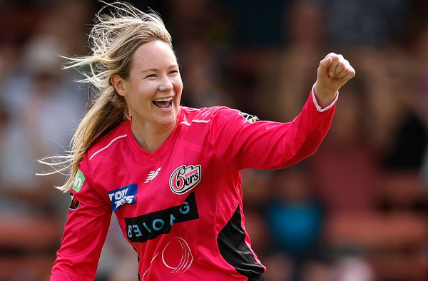 Sydney Sixers secure Lauren Cheatle on a long-term deal amid WBBL 11 campaign. PC: Getty