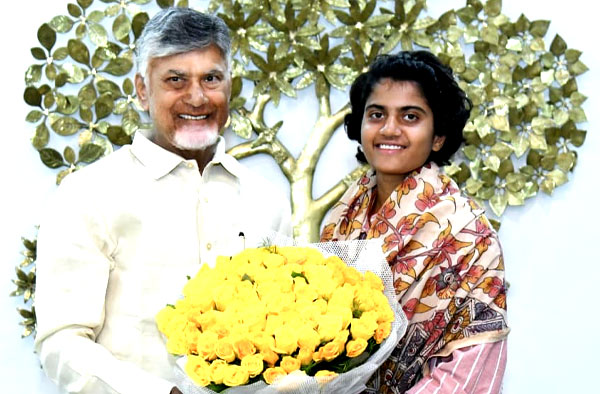 CM Naidu Honours World Cup Winner Sree Charani with Rs 2.5 Crore, Govt Job and 1000 SQ Yard House Site