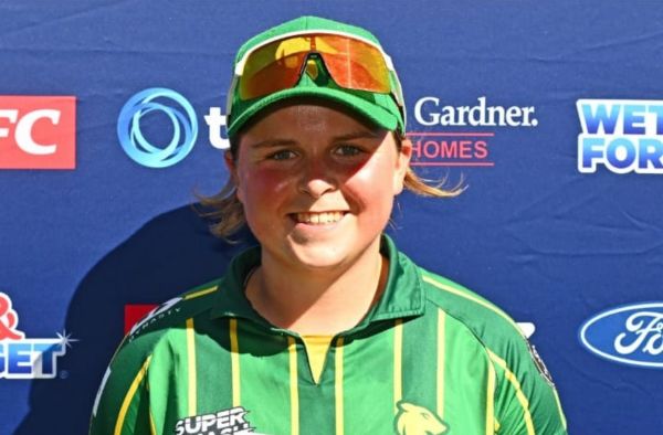 Grace Scrivens' 4-Fer Helps Central Hinds Seal 29-Run Win Over Auckland Hearts