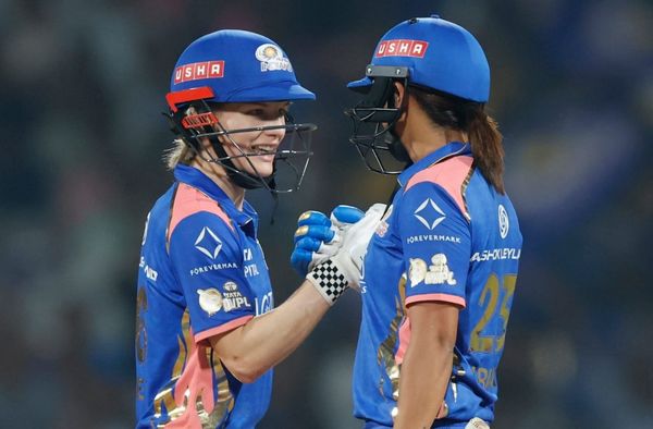 Harmanpreet Kaur, Nicola Carey Power Mumbai Indians Women to 7-Wicket Win Over Gujarat Giants