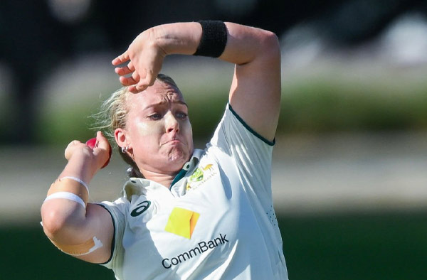 Hayley Silver-Holmes Stars with Bat and Ball to Swing Green v Gold Momentum on Day Two