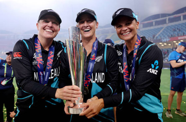 New Zealand Greats Sophie Devine and Lea Tahuhu Join Suzie Bates in Retirement Call