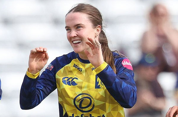 Durham's Mady Villiers Takes 3 Wickets and Hits 47 to Hand The Blaze Women First Defeat